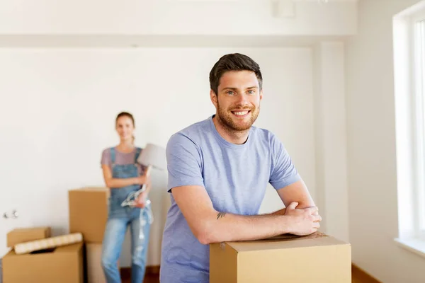 Boldog pár dobozokkal költözik új otthonba — Stock Fotó