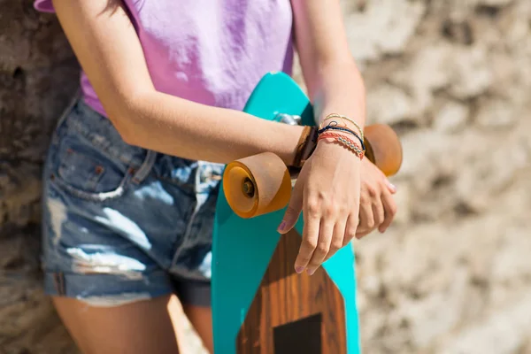 Close up de adolescente com longboard — Fotografia de Stock