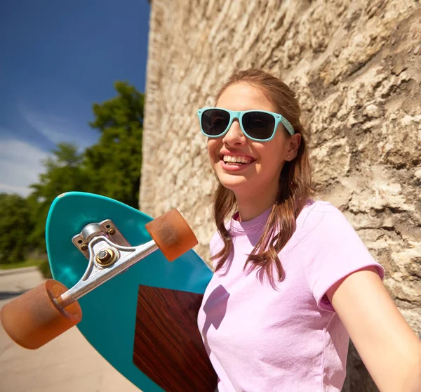 Adolescente chica con longboard tomando selfie al aire libre — Foto de Stock