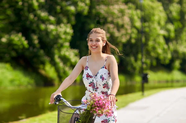 Lycklig kvinna Rider fixie cykel i sommar park — Stockfoto