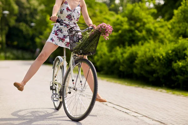 Femme heureuse vélo fixie équitation dans le parc d'été — Photo