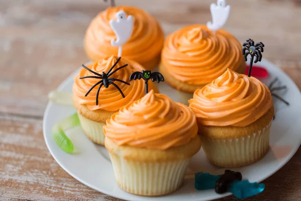 Fiesta de halloween decorado cupcakes en el plato — Foto de Stock