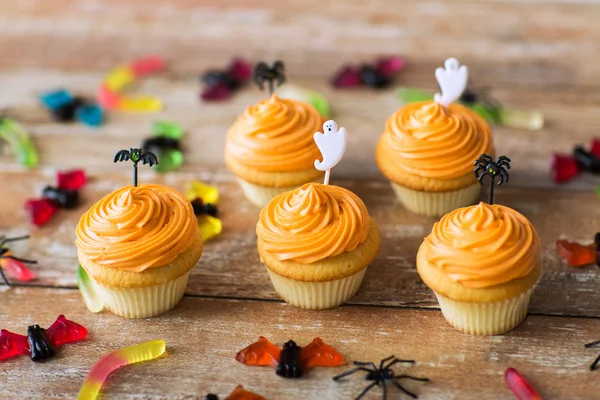 Halloween fél díszített cupcakes a fából készült asztal — Stock Fotó