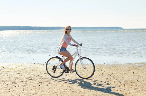 Femme heureuse à vélo le long de la plage d'été — Photo
