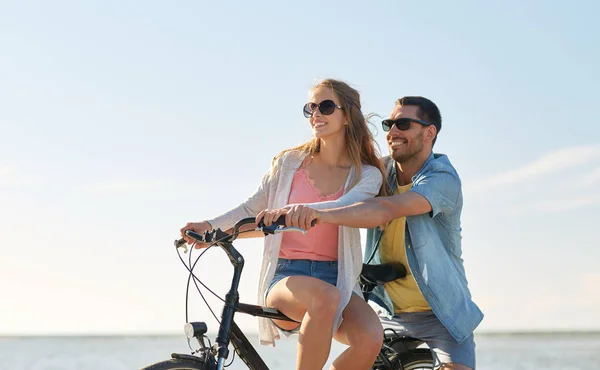 Felice giovane coppia in bicicletta al mare — Foto Stock