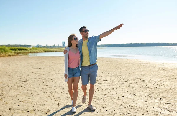 Lyckligt par promenader längs sommarstranden — Stockfoto