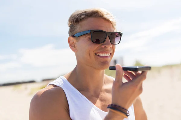 Homme souriant appelant sur smartphone à la plage d'été — Photo