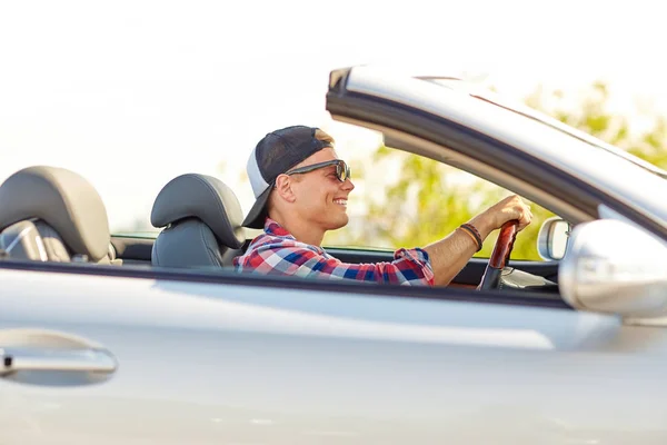 Feliz joven en tonos de conducción coche descapotable — Foto de Stock