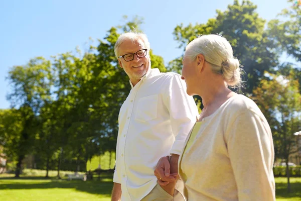 Feliz pareja de ancianos caminando en el parque de la ciudad de verano — Foto de Stock