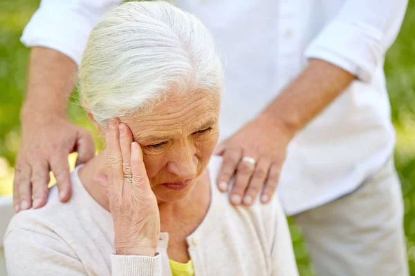 Primer plano de la mujer mayor que sufre de dolor de cabeza — Foto de Stock