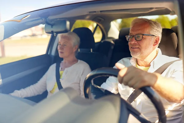 Gelukkige senior paar rijden in auto — Stockfoto