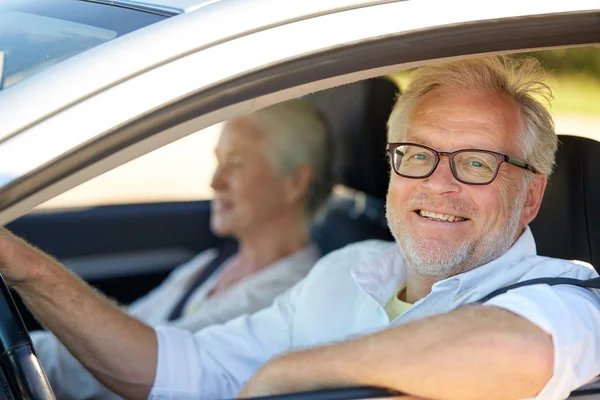 Gelukkige senior paar rijden in auto — Stockfoto