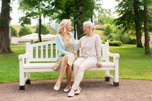 公園のベンチに抱いて上級の母と娘 — ストック写真