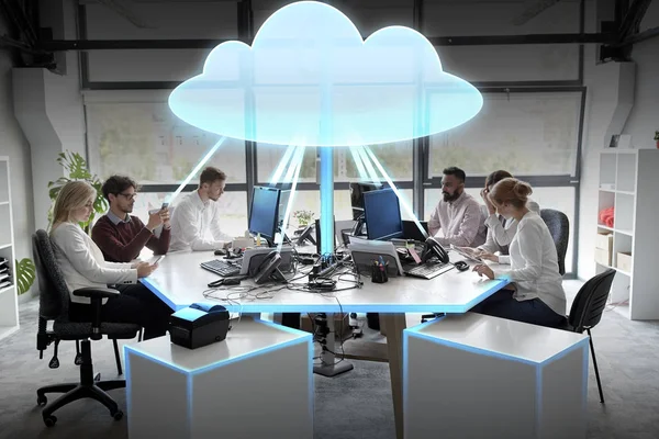 Business team met cloud computing-hologram — Stockfoto