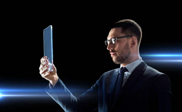 Hombre de negocios que trabaja con la tableta transparente PC — Foto de Stock