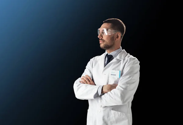 Científico en bata de laboratorio y gafas de seguridad — Foto de Stock