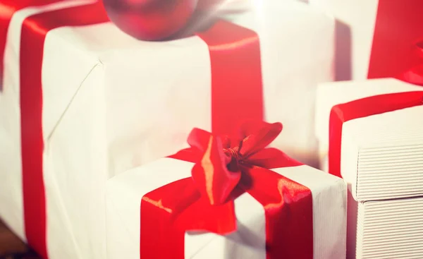 Close-up de caixas de presente e bolas de Natal vermelho — Fotografia de Stock