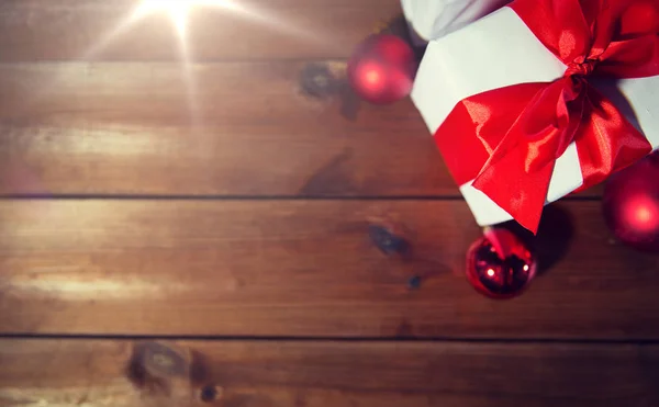 Закрытие подарочных коробок и красных рождественских балов — стоковое фото