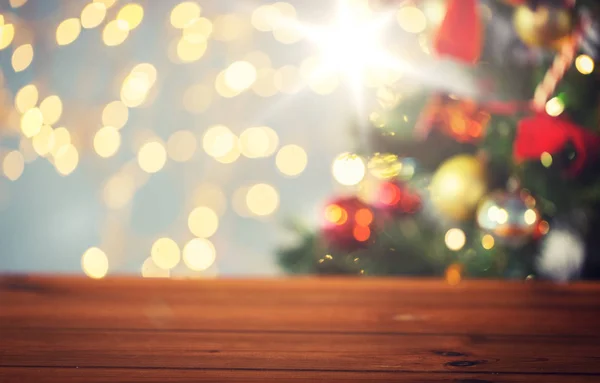 Superficie di legno vuota sopra le luci dell'albero di Natale — Foto Stock