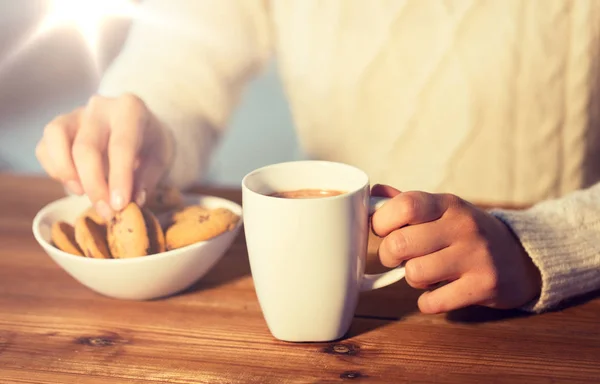 Primo piano di donna con biscotti e cioccolata calda — Foto Stock