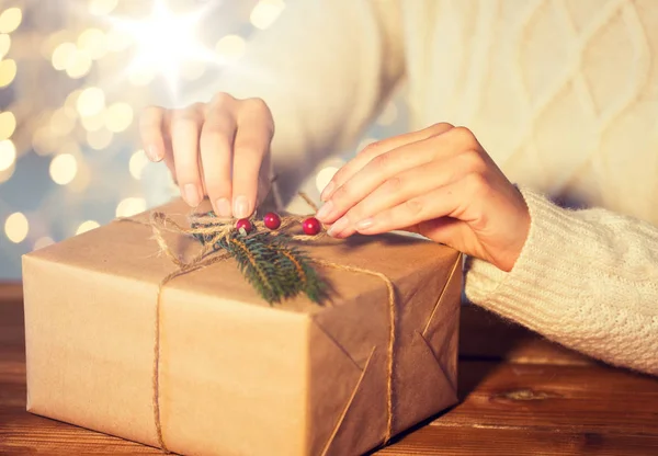 Primer plano de la mujer con regalo de Navidad o paquete — Foto de Stock