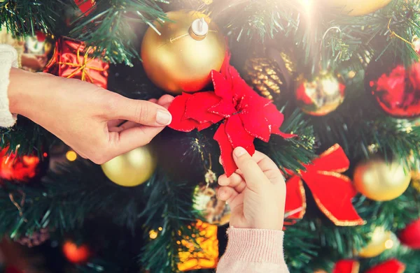 Primo piano della famiglia decorazione albero di Natale — Foto Stock