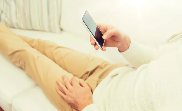 Primer plano del hombre con teléfono inteligente en casa — Foto de Stock