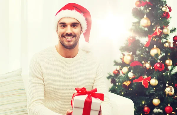 Homme heureux avec boîte cadeau de Noël à la maison — Photo