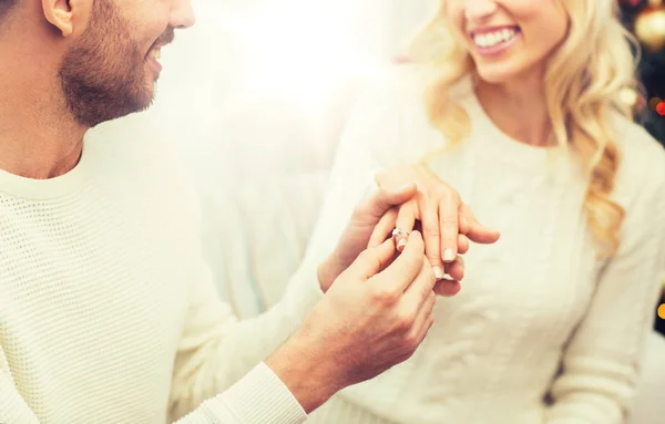 Hombre dando anillo de diamante a la mujer para la Navidad — Foto de Stock