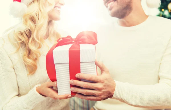 Крупним планом пара з різдвяним подарунком вдома — стокове фото