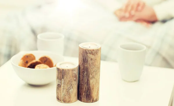 Tutup lilin, kue dan cangkir teh di atas meja — Stok Foto