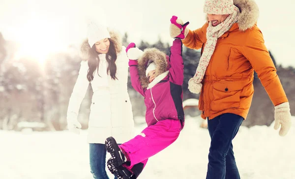 Família feliz em roupas de inverno andando ao ar livre — Fotografia de Stock
