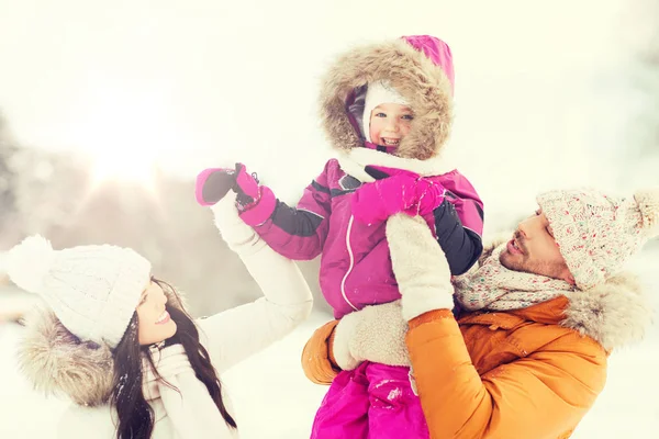 Gelukkig gezin met kind in winterkleren buitenshuis — Stockfoto