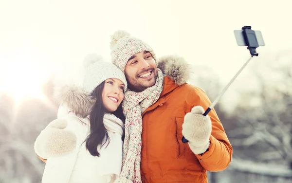 Heureux couple prendre selfie par smartphone en hiver — Photo