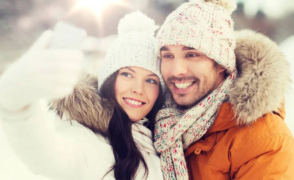 Gelukkige paar nemen selfie door smartphone in de winter — Stockfoto