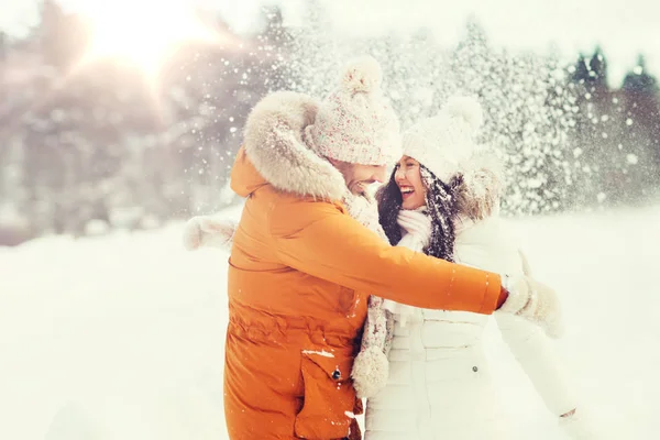 Gelukkige paar knuffelen en lachen in de winter — Stockfoto