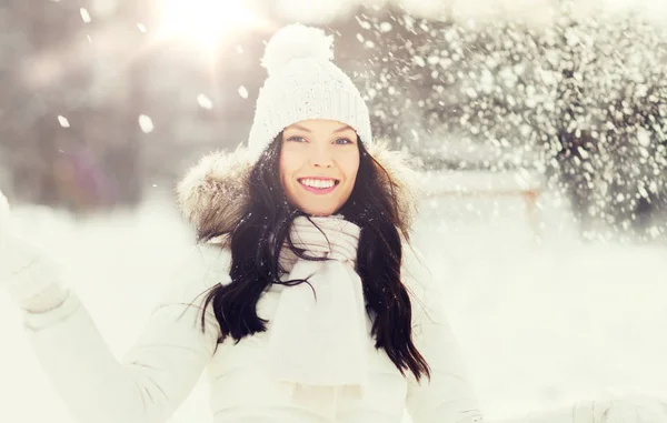 Femme heureuse avec de la neige à l'extérieur en hiver — Photo