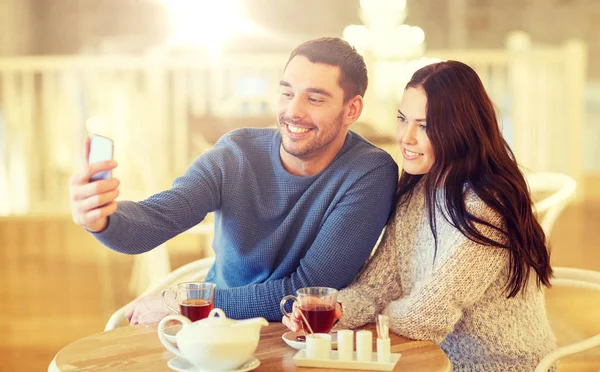 Pareja tomando selfie smartphone en el restaurante cafetería — Foto de Stock