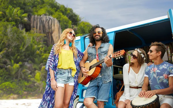 Hippie-Freunde musizieren in Minivan auf Insel — Stockfoto