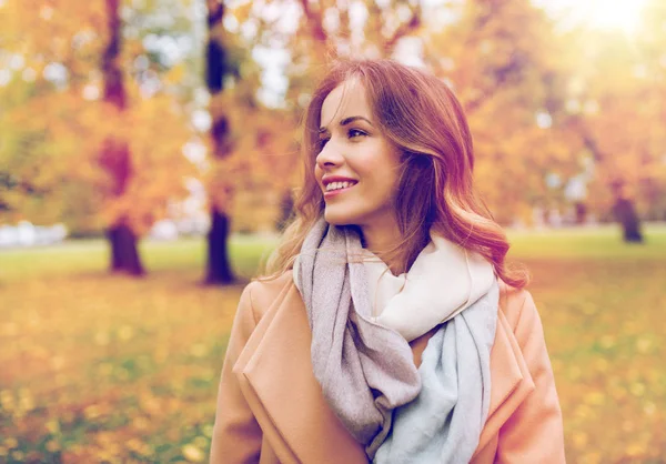 Sonbahar parkta gülümseyen güzel mutlu genç kadın — Stok fotoğraf