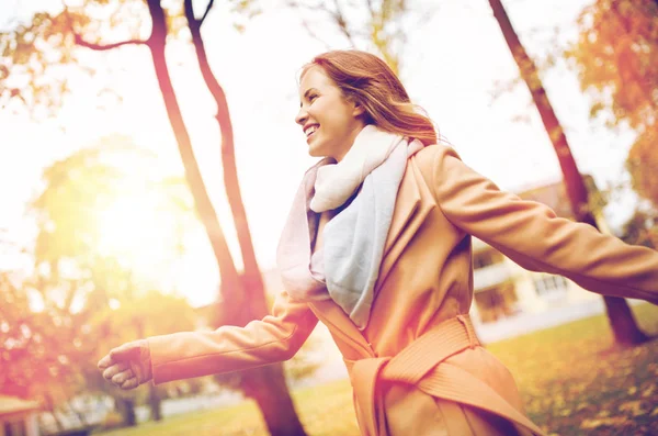 Vacker glad ung kvinna promenader i höst park — Stockfoto