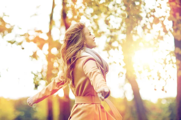 Bela jovem feliz andando no parque de outono — Fotografia de Stock