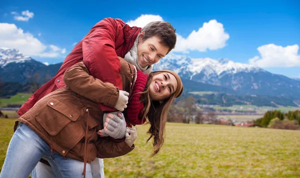 Feliz joven pareja divirtiéndose sobre los Alpes montañas — Foto de Stock