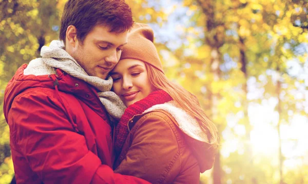 Nahaufnahme eines glücklichen Paares, das sich im Herbstpark umarmt — Stockfoto