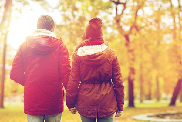 Glückliches junges Paar spaziert im Herbstpark — Stockfoto