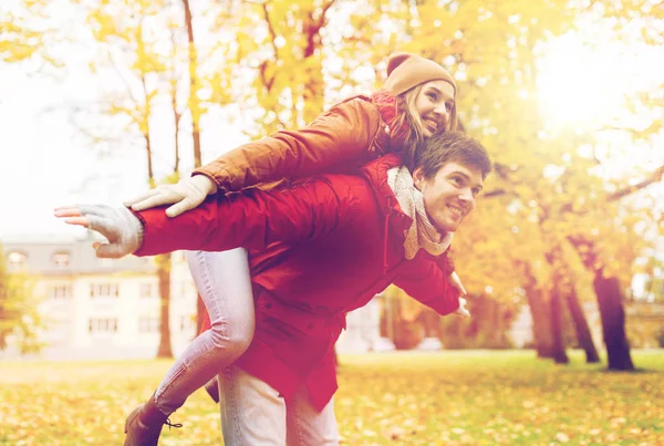 Šťastný mladý pár baví v podzimním parku — Stock fotografie