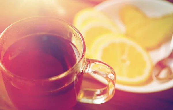 ถ้วยชากับมะนาวและขิงบนจาน — ภาพถ่ายสต็อก