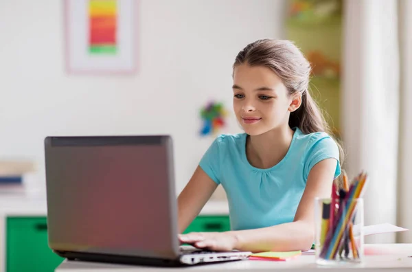 Chica escribiendo en el ordenador portátil en casa —  Fotos de Stock