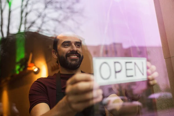 Hombre con pancarta abierta en el bar o en la ventana del restaurante —  Fotos de Stock