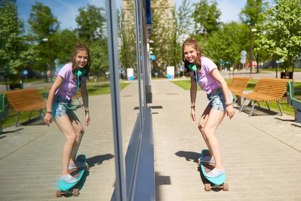 Šťastný dospívající dívka na koni na longboard v létě — Stock fotografie